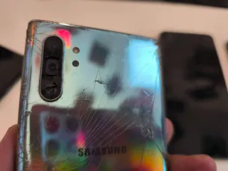 Telefoni Samsung e Redmi con schermo rotto