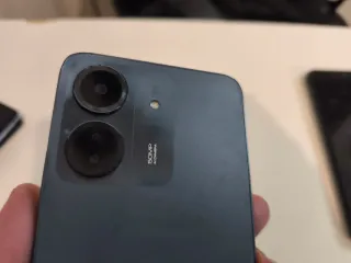 Telefoni Samsung e Redmi con schermo rotto