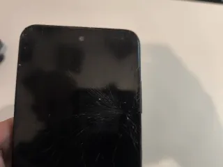 Telefoni Samsung e Redmi con schermo rotto