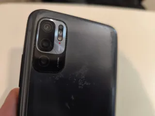 Telefoni Samsung e Redmi con schermo rotto