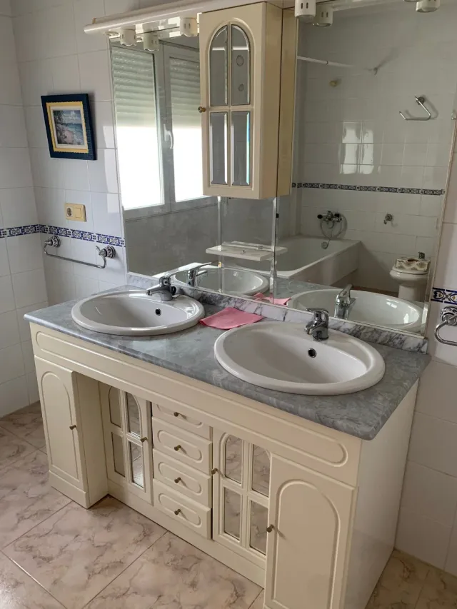 Mueble de baño doble beige y gris.