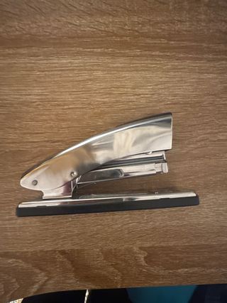 Grapadora de metal plateada