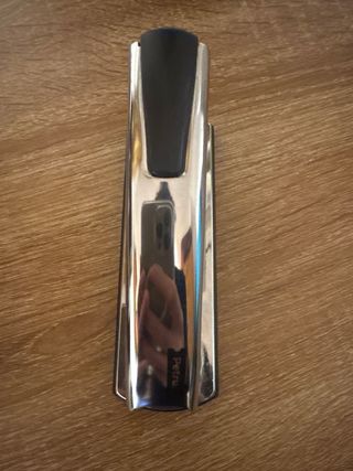 Grapadora de metal plateada