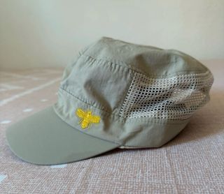 Gorra beige con bordado de abeja dorada