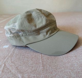 Gorra beige con bordado de abeja dorada