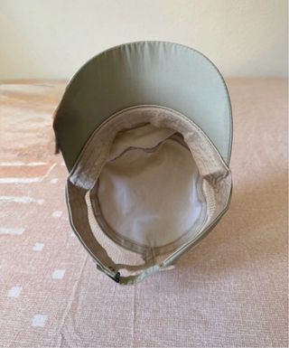 Gorra beige con bordado de abeja dorada