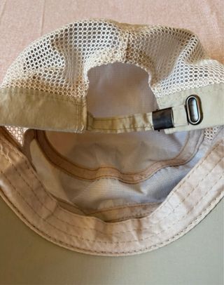 Gorra beige con bordado de abeja dorada