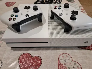 Xbox One S 1TB con 2 controller