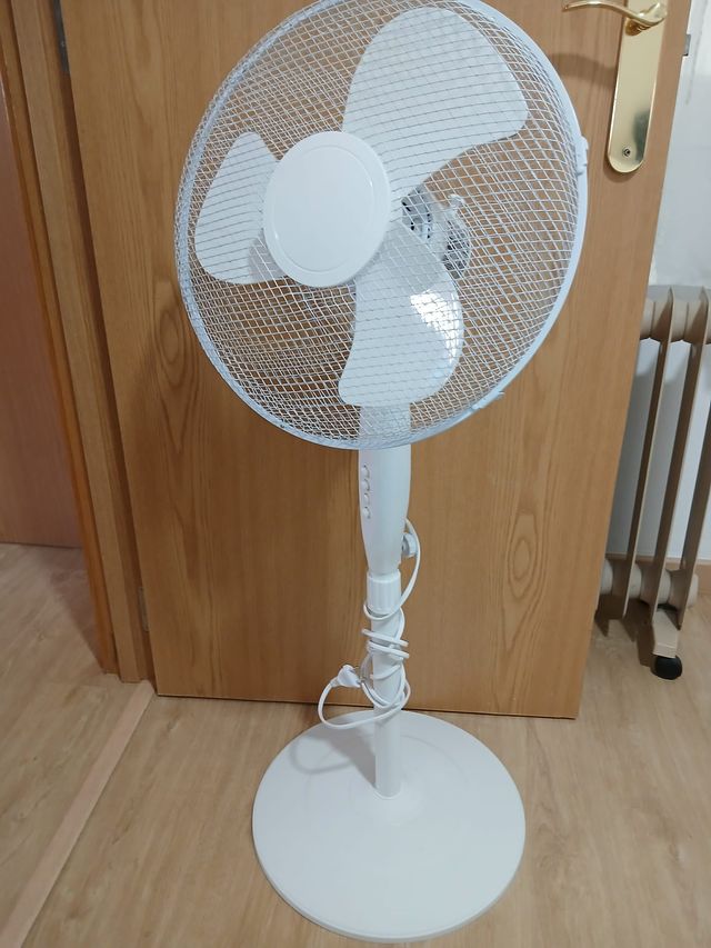 Ventilador de pie blanco