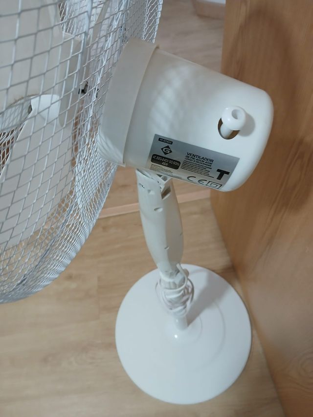 Ventilador de pie blanco
