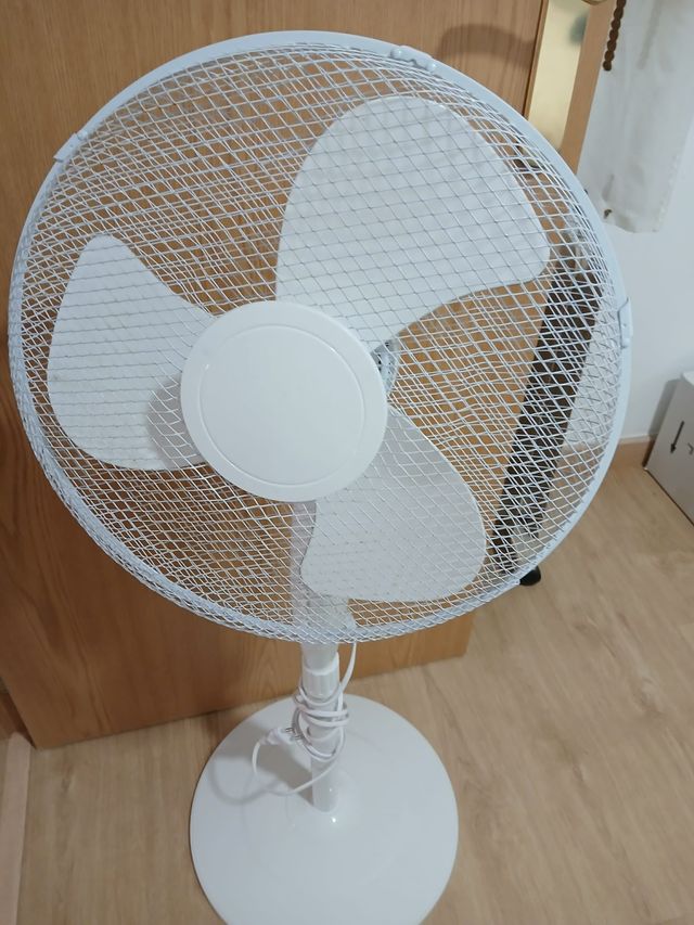 Ventilador de pie blanco