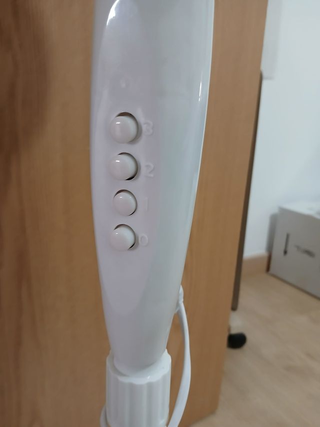 Ventilador de pie blanco
