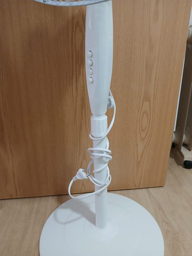 Ventilador de pie blanco