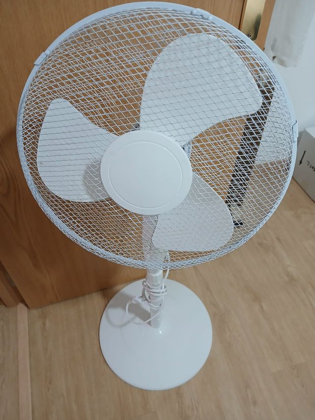 Ventilador de pie blanco
