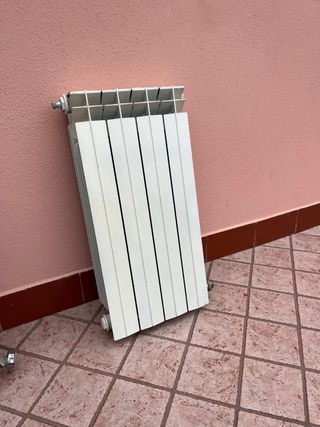 Radiatori in metallo bianchi a partire da € 25.00