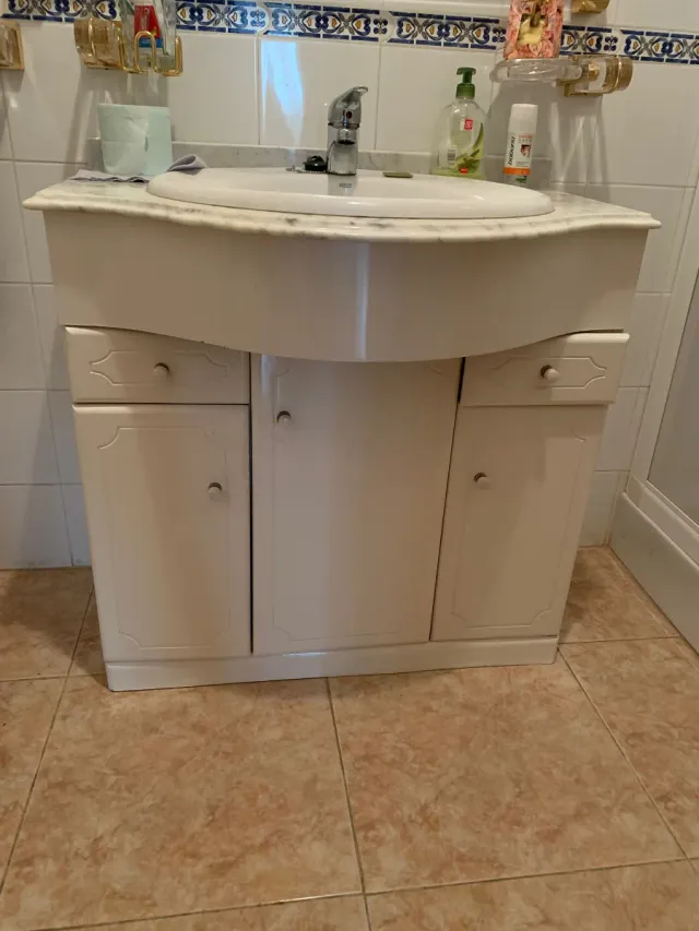 Mueble de baño con lavabo y mármol
