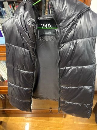 Chaleco acolchado Zara negro con capucha