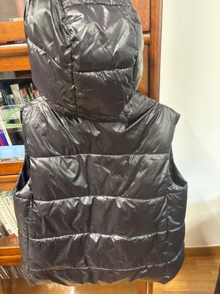 Chaleco acolchado Zara negro con capucha