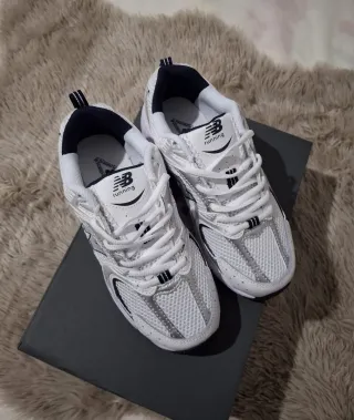 Zapatillas New Balance 530 Plata y Blanco