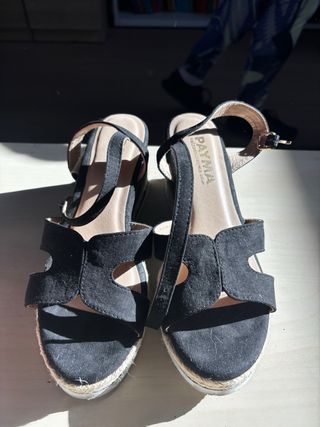 Sandalias de cuña negras