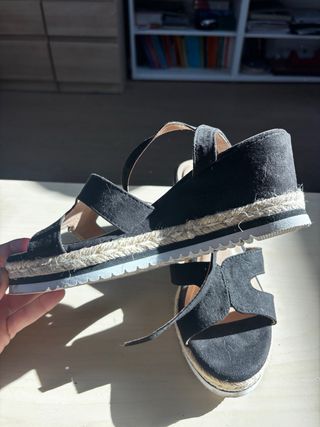 Sandalias de cuña negras