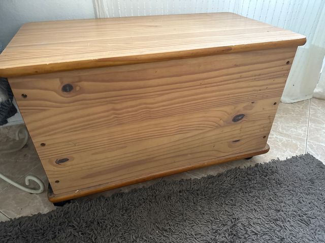 Baúl de madera con ruedas