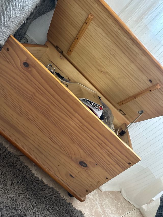 Baúl de madera con ruedas