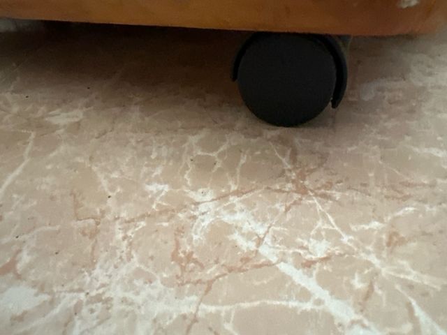 Baúl de madera con ruedas