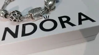 Pulsera Pandora con 9 charms Pandora. Talla 18,5