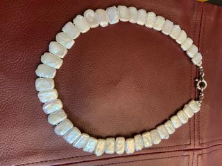 Collar de perlas blancas ,cierre de plata.