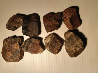 Lotto di minerali di diaspro rosso e nero