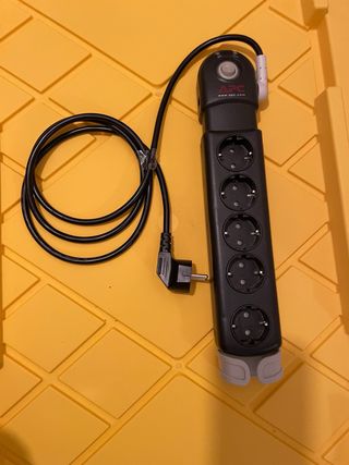 Regleta APC 5 enchufes con interruptor