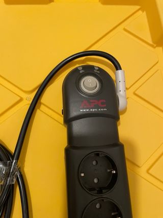Regleta APC 5 enchufes con interruptor