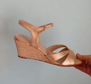 Sandalias doradas cuña verano