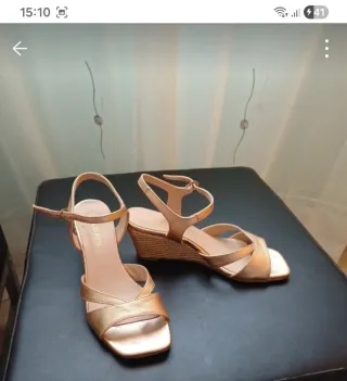 Sandalias doradas cuña verano