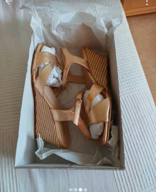 Sandalias doradas cuña verano