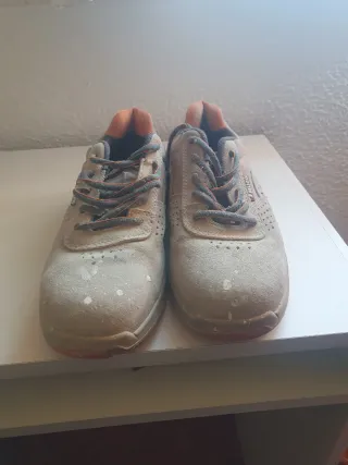 Zapatos de seguridad beige y naranja