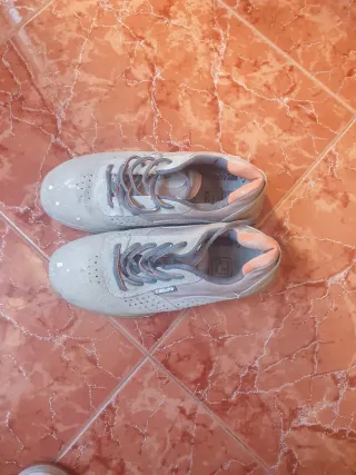 Zapatos de seguridad beige y naranja