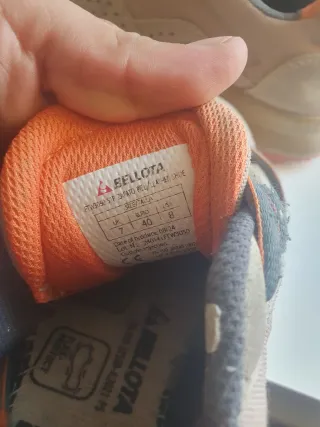 Zapatos de seguridad beige y naranja