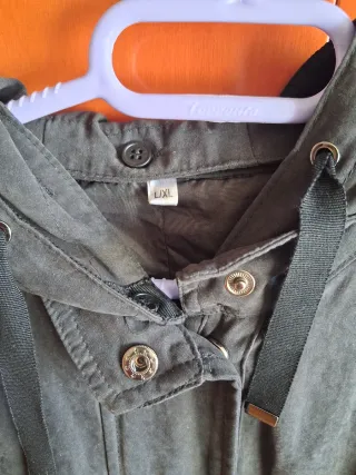 Gabardina gris oscuro