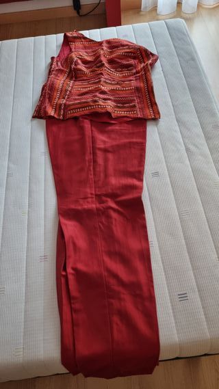 Traje de fiesta: pantalón, top y chal