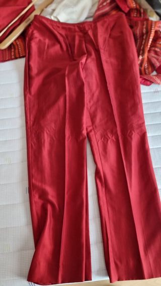 Traje de fiesta: pantalón, top y chal