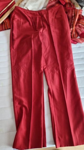 Traje de fiesta: pantalón, top y chal