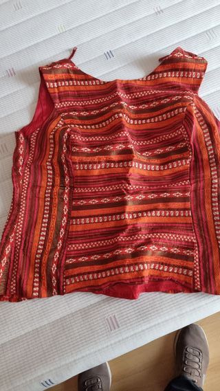 Traje de fiesta: pantalón, top y chal