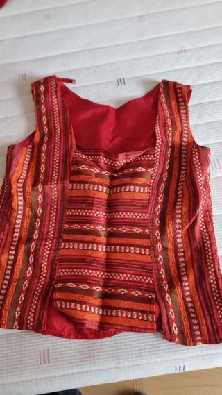 Traje de fiesta: pantalón, top y chal