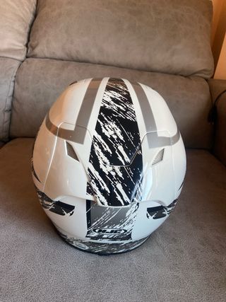 Casco HJC gastado, sin ningún golpe