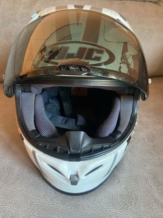 Casco HJC gastado, sin ningún golpe