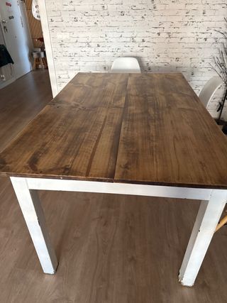 Mesa de comedor de madera