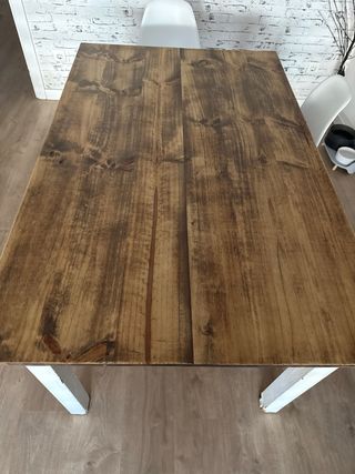 Mesa de comedor de madera