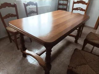 Mesa de comedor de madera